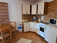 Kuchyň a jídelní stůl - apartmán ubytování Slapy - Ždáň