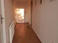 vstupní chodba v apartmánu, vlevo samostatné WC - Srbsko