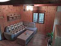 Obývací pokoj s rozkládací sedačkou - chata k pronajmutí Kamenný Přívoz