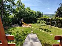 Vedeni- výhled z terasy na zahradu - chata k pronájmu Lštění