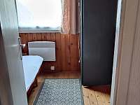 Malá ložnice s manželskou postelí - chata k pronájmu Olešnice v Orlických horách