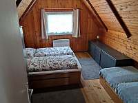 Velká ložnice manželská postel a jedna samostatná postel - chata ubytování Olešnice v Orlických horách