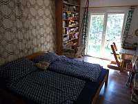 Manželská postel a regál s hračkami, psací stůl - chalupa ubytování Jamné nad Orlicí