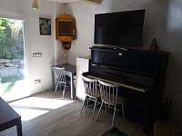 Piano a TV - chalupa ubytování Jamné nad Orlicí