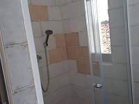 sprcha samostatná ložnice - chalupa k pronajmutí Dolní Boříkovice