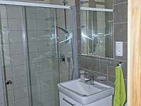 Apartmán 1+kk i 2+kk má samostatnou koupelnu se sprchovým koutem a wc. - Říčky v Orlických horách