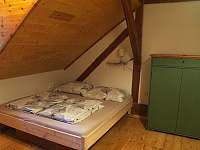 pětilůžkový pokoj II.E - manželská postel, jednotlivé lůžko a palanda - pronájem chalupy Zdobnice