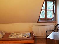 třílůžkový pokoj II.A - manželská postel a jednotlivé lůžko - chalupa k pronájmu Zdobnice