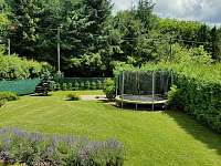 Zahrada s trampolínou