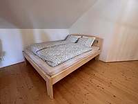 Chalupa Chřiby obývací pokoj s manželskou postelí - Deštné v Orlických horách