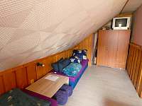 1. ložnice - 2 jednolůžka, 1 manželská postel, skříň, stolek, DVD přehrávač - chalupa k pronajmutí Olešnice v Orlických horách