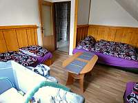 2. ložnice - 2 jednolůžka, 1 manželská postel, dětská postýlka, skříň, stolek - pronájem chalupy Olešnice v Orlických horách