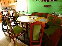 jídelní stůl se 3 židlemi a dětskou rostoucí židličkou - Olešnice v Orlických horách