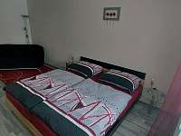 Apartmán Budín - ložnice s manželskou postelí - k pronajmutí Nové Město nad Metují
