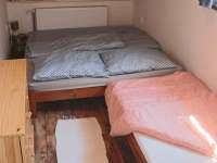 Horní patro, podkrovní pokoj - manželská a singl postel - chalupa k pronajmutí Olešnice v Orlických Horách