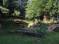 Klidná zahrada s houpací lavicí - apartmán k pronajmutí Písečná u Žamberka
