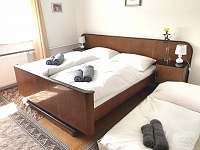 Ložnice s manželkou postelí a přistýlkou - apartmán k pronajmutí Písečná u Žamberka