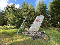 Bizarní pomník letecké havárie sovětského migu v lese nad Zdobnicí v Orlických - 