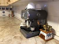 Pákový kávovar s mlýnkem - chalupa k pronajmutí Dobré - Stará Náves