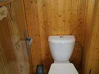 toaleta spodní patro - chalupa k pronajmutí Sněžné
