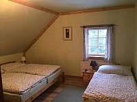 Pokoj s manželskou postelí a dvěma jednolůžky - pronájem chalupy Olešnice v Orlických horách