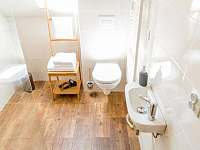 Dřevěný pokoj - koupelna - chalupa k pronajmutí Červená Voda
