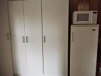 Chodba s šatní skříní, lednicí a mikrovlnkou - apartmán k pronajmutí Klimkovice - Hýlov