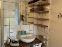 Koupelna se sprchovým koutem a WC - apartmán k pronajmutí Hukovice