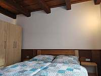 1. ložnice s manželskou postelí - chalupa k pronájmu Bartošovice - Hukovice