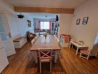 Propojený prostor kuchyně a obývacího pokoje - rekreační dům k pronajmutí Kladky
