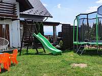 ihrisko pre deti, trampolína, pieskovisko, hojdačky, stolička, posedenie - Velká Lomnica
