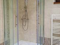 kúpeľňa so sprchovacím kútom - Velká Lomnica