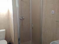 kupeľňa so sprchovacím kútom + WC - chalupa k pronajmutí Mojtin