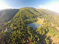 Chata s červeným krúžkom a vzdialenosť od jazera pohľad z dronu 2 - ubytování Dolná Lehota - Krpáčovo