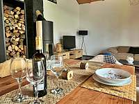 Jídelna s obývacím pokojem, krbem, vstupem na terasu - chata ubytování Oravská Lesná