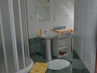 Apartmán podkrovie - kúpeľňa s vaňou a sprchovacím kútom - Pribylina