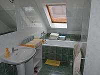 Apartmán podkrovie - kúpeľňa s vaňou a sprchovacím kútom - pronájem rekreačního domu Pribylina