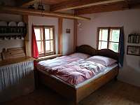 manželská postel s duchnami - chalupa k pronájmu Klokočov