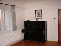 obývací pokoj v přízemí, Ubytování u Pražanů - chalupa k pronájmu Martinicce u Březnice