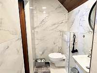 Pokoj č.5 Koupelna se sprchovým koutem a toaletou - Kersko