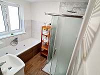 Koupelna s vířivou vanou a sprchovým koutem - chata k pronájmu Vavřetice