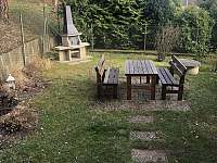 Pravá část zahrady včetně sezení a udírny - chalupa k pronajmutí Kaliště - Poddubí