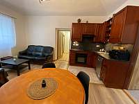 Apartmán - kuchyně s obývacím pokojem - Mořina