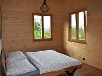 Ložnice s borovicovými palubkami a dubovou postelí a její výhled na přehradu - pronájem chaty Rabyně - Měřín