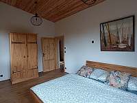 Ložnice s borovicovými palubkami a dubovou postelí - chata ubytování Rabyně - Měřín
