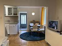 Pohled z obývací ložnice do jídelny, kuchyně a předsíňe se vchod. dveřmi - apartmán k pronájmu Poděbrady