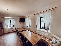společenská místnost část se stoly a tv - apartmán ubytování Horní Bukovina