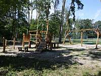 Dětské hřiště před chatou - Loučeň
