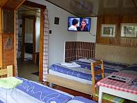 Ložnice 2x manželská postel s televizí - pronájem chaty Loučeň