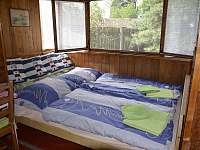 Ložnice 2x manželská postel s televizí - chata k pronajmutí Loučeň
